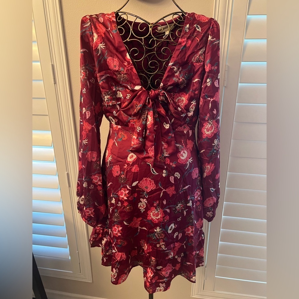 Melloday satin front tie floral dress. Size small. NWOT.